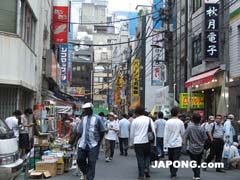 사진: 아키하바라의 뒷골목:외국인들이 카메라를 팔고 있습니다.